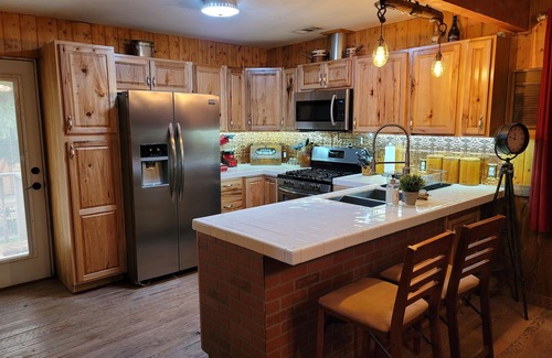 Twin Peaks Cabin | Arrowhead, A/C, Private Jacuzzi, Huge Backyard, 65" TV, Fully Stocked, Dogs OK.