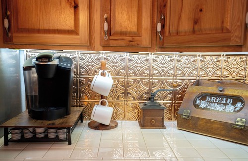 Twin Peaks Cabin | Arrowhead, A/C, Private Jacuzzi, Huge Backyard, 65" TV, Fully Stocked, Dogs OK.