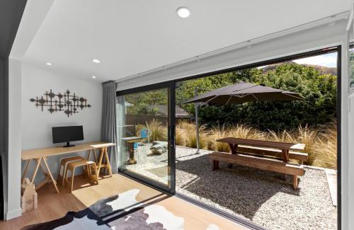 Arrowtown House | Arrowtown Red Cottage with Spa