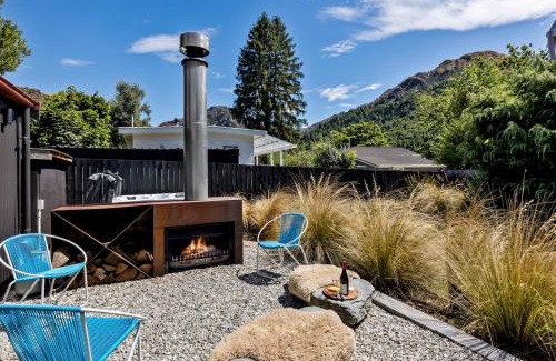 Arrowtown House | Arrowtown Red Cottage with Spa