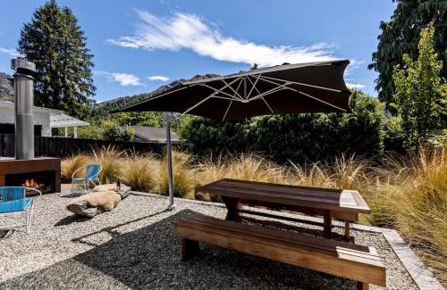 Arrowtown House | Arrowtown Red Cottage with Spa