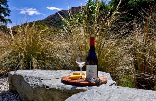 Arrowtown House | Arrowtown Red Cottage with Spa