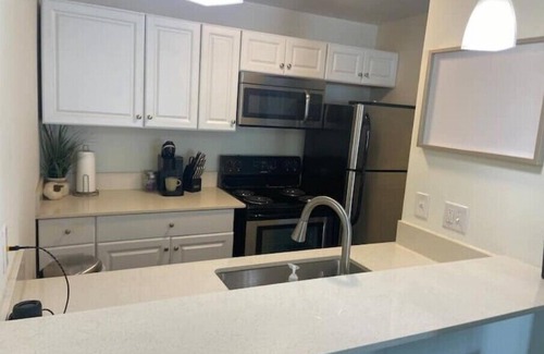 Oak Lawn Apartment | Art Condo near Downtown Dallas