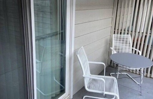 Oak Lawn Apartment | Art Condo near Downtown Dallas