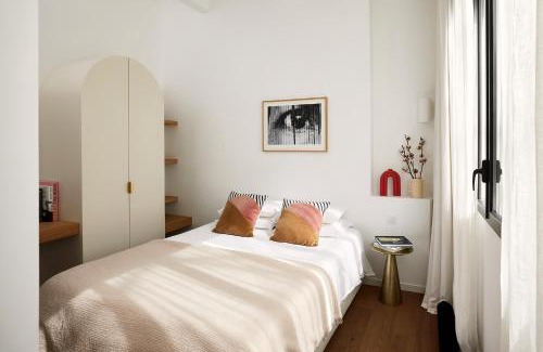 Porte-Saint-Martin Apartment | Art Deco Loft - 2BR and 2BA near Canal Saint Martin