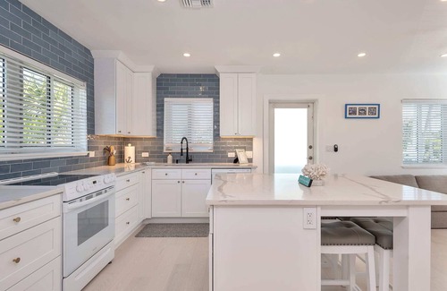 Lake Worth Apartment | Art Deco Pool House a mile to Beach Pets welcome