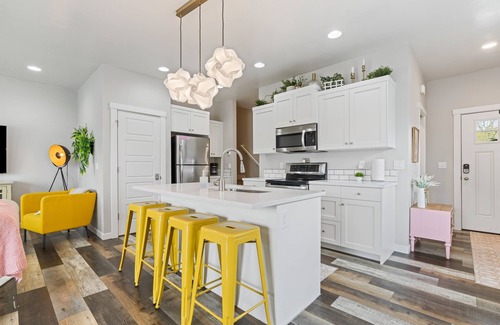 Caldwell House | ART DECO Townhouse 3B, Near C of I and the YMCA
