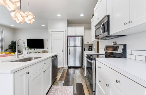 Caldwell House | ART DECO Townhouse 3B, Near C of I and the YMCA
