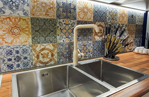 Vake Apartment | Art-inspired, Modern Flat near VAKE PARK - w/WIFI