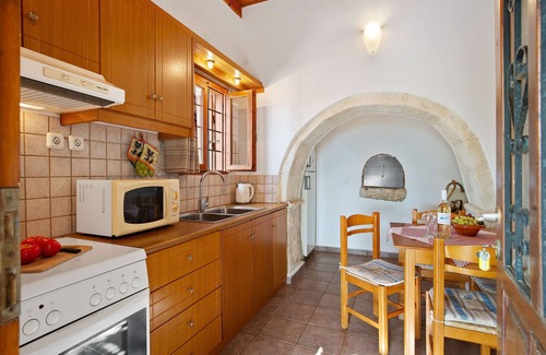 Megala Chorafia Cottage | Artemis House stone cottage in historic Aptera village, Chania