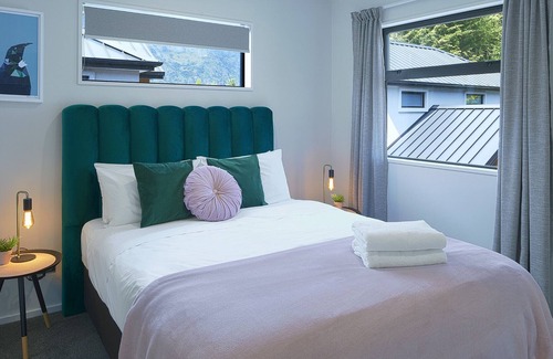 Arthur's Point House | Arthur’s Point Retreat with Hot Tub