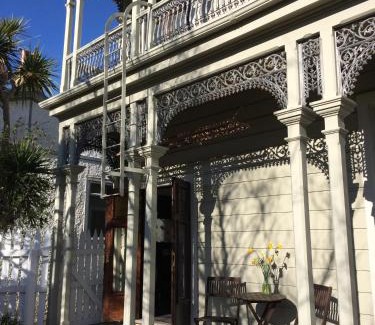 Port Chalmers Bed & Breakfast | Artica Art & Accommodation