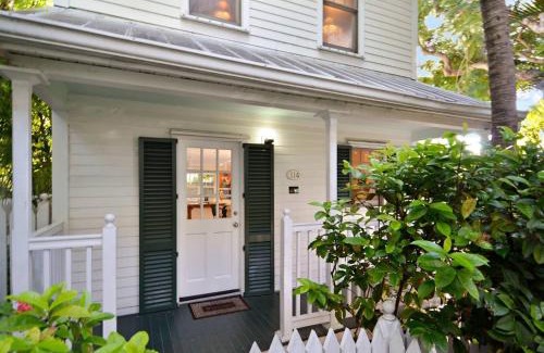 Bahama Village House | Artist Garden by AvantStay Great Location w Balcony Outdoor Dining Shared Pool BBQ Week Long Stays