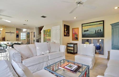 Bahama Village House | Artist Garden by AvantStay Great Location w Balcony Outdoor Dining Shared Pool BBQ Week Long Stays