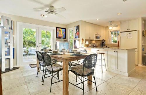 Bahama Village House | Artist Garden by AvantStay Great Location w Balcony Outdoor Dining Shared Pool BBQ Week Long Stays