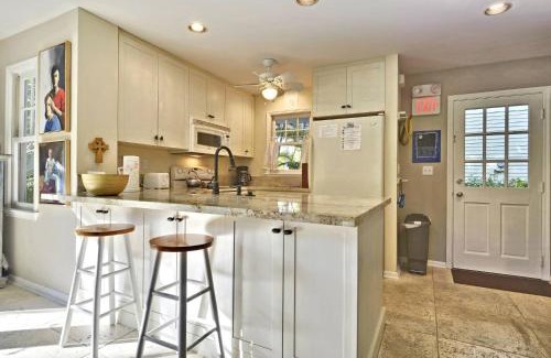 Bahama Village House | Artist Garden by AvantStay Great Location w Balcony Outdoor Dining Shared Pool BBQ Week Long Stays