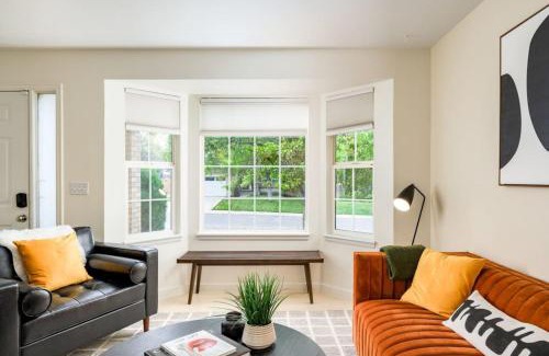 Westcliff and Cambridge Apartment | Artist Getaway In Downtown Westminster