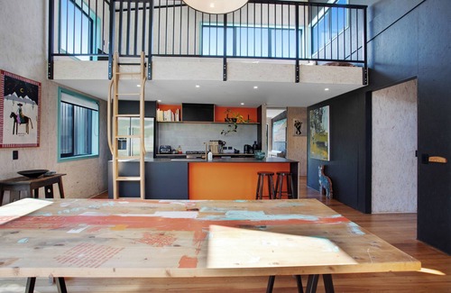 Torbay Apartment | Artist's Colourful Casa with Spa Pool