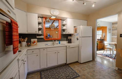Sylva House | Artist's home with a beautiful mountain view and convenient location.