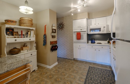 Sylva House | Artist's home with a beautiful mountain view and convenient location.