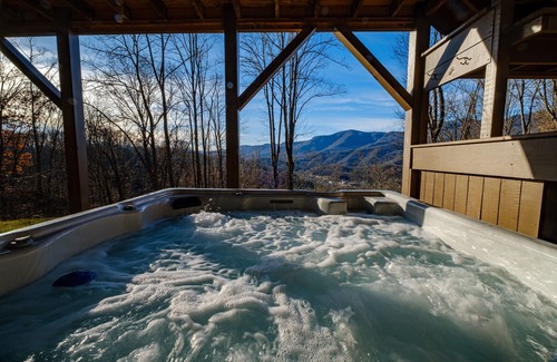 Sylva House | Artist's home with a beautiful mountain view and convenient location.