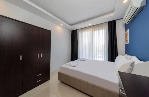 Kadriye House | Artist's house with pool and large garden