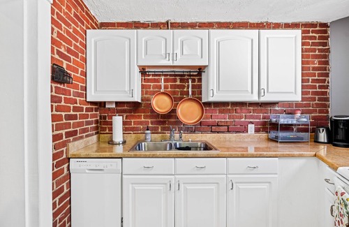 Black Mountain Apartment | Artist Sky Loft in Downtown Black Mountain, Western North Carolina