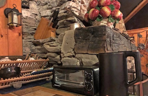 Kerhonkson Cottage | Artist Studio Retreat - a Modern Vintage 2-bedroom cottage in the Catskills