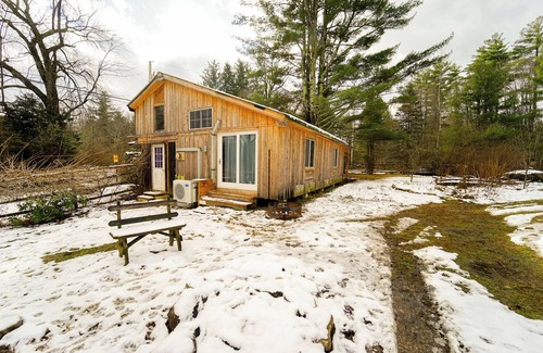 Kerhonkson Cottage | Artist Studio Retreat - a Modern Vintage 2-bedroom cottage in the Catskills