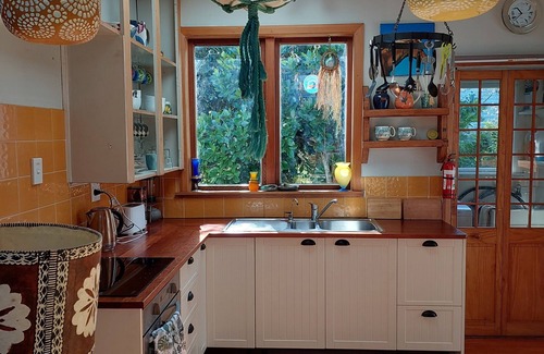 Raumati South House | Artistic cottage and Garden sanctuary