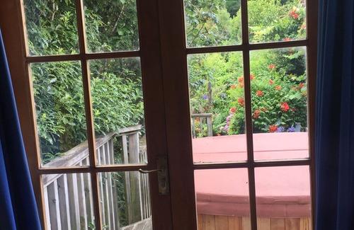 Raumati South House | Artistic cottage and Garden sanctuary