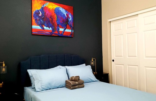 Castle Rock House | Artistic & Stylish, Top-notch & Breathtaking, 3 King Beds & 3 Living Rooms