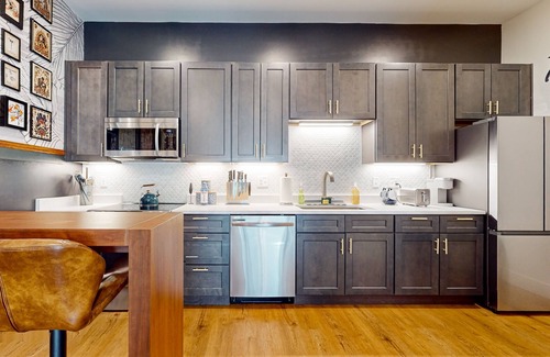 Chattanooga Condo | Artistic townhome steps from Sculpture Fields with balcony, WIFI, & workspace