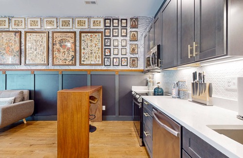 Chattanooga Condo | Artistic townhome steps from Sculpture Fields with balcony, WIFI, & workspace