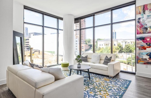 Buckhead Heights Apartment | Artistically Gleaming Buckhead Retreat