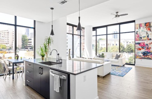 Buckhead Heights Apartment | Artistically Gleaming Buckhead Retreat