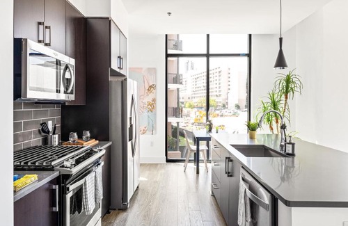 Buckhead Heights Apartment | Artistically Gleaming Buckhead Retreat