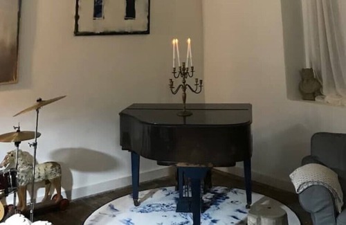 Briston House | Artists and musicians Chapel