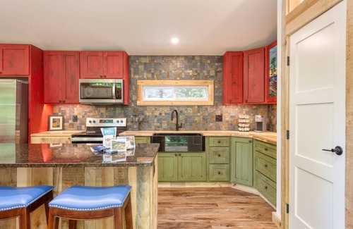 Fairview Cabin | Artist’s Palette by AvantStay | Colorful Retreat