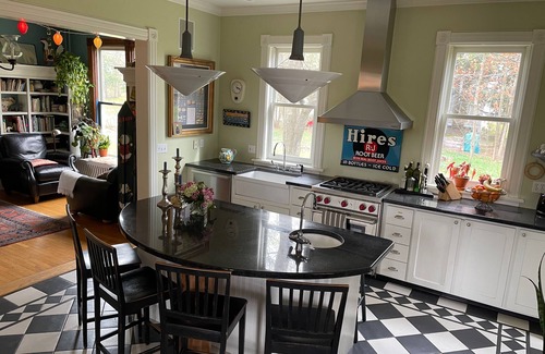 Old North End House | Artists' Victorian Home , Hill Section, close to UVM, Hospital, Downtown