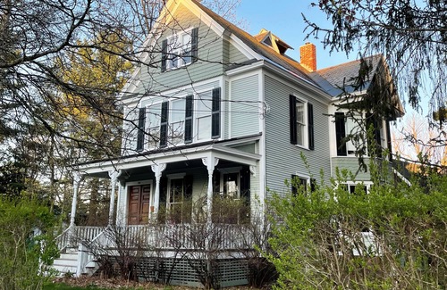 Old North End House | Artists' Victorian Home , Hill Section, close to UVM, Hospital, Downtown