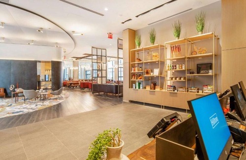The Waterfront House | Arts district rooms near Manhattan links