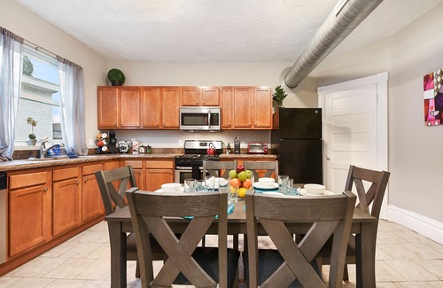 Point Breeze House | Artsy!- 2 king beds- 15 min DT- Free Street Parking- Quiet- Work Areas- WiFi