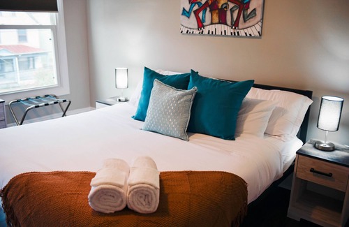 Point Breeze House | Artsy!- 2 king beds- 15 min DT- Free Street Parking- Quiet- Work Areas- WiFi