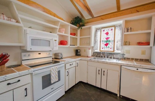 Valley Hill House | Artsy 2BDR Cottage w/Free Tix | 5 Min to Main St