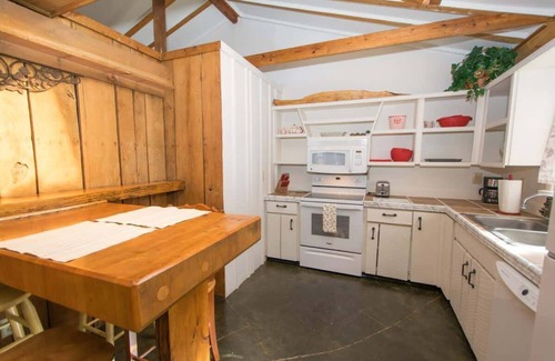 Valley Hill House | Artsy 2BDR Cottage w/Free Tix | 5 Min to Main St