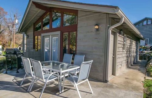 Valley Hill House | Artsy 2BDR Cottage w/Free Tix | 5 Min to Main St