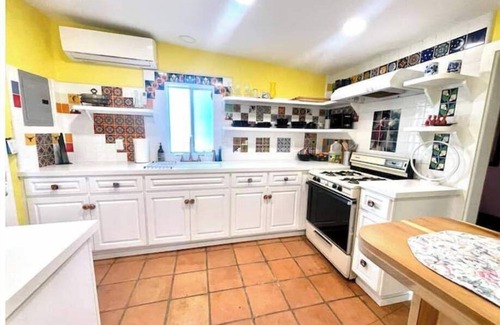 Burbank House | Artsy Cottage w Private Garden by Park/shop/Restr/Airport 30+ Day Stay