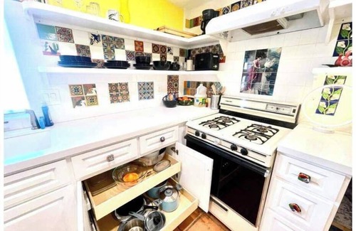 Burbank House | Artsy Cottage w Private Garden by Park/shop/Restr/Airport 30+ Day Stay