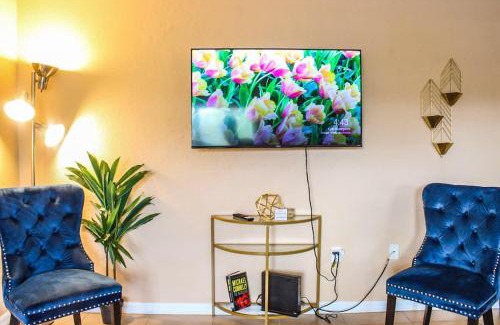 Arlington Park Apartment | Artsy Getaway with Vibrant Design Flair